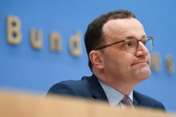 Pandemie ve světě: Německo ruší pro očkované a uzdravené karanténu. Cestování bude dražší