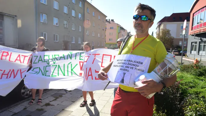 Zástupci ekologických organizací protestují proti stavbě rozhledny před zasedáním komise