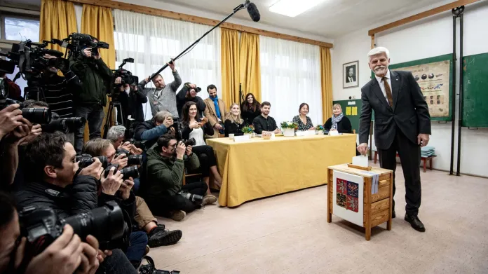 Petr Pavel odevzdává hlas ve druhém kole prezidentských voleb