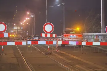 Část Libeňského mostu je zavřená. Auta přes řeku projedou, tramvaje musí odklonem