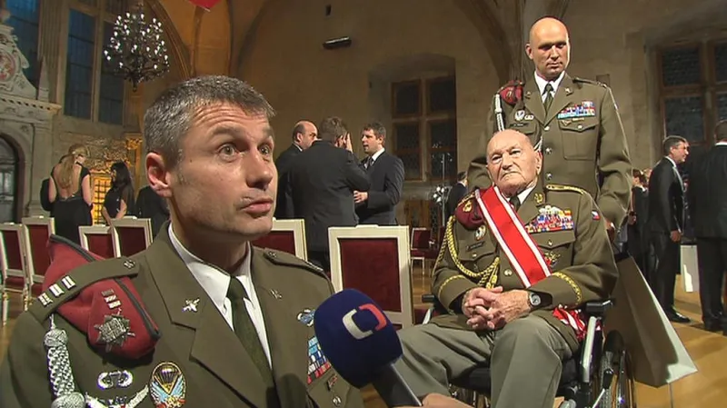 Generála Klemeše na Hrad doprovodili elitní výsadkáři z Chrudimi