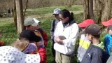 Paní učitelka společně se žáky vypouští ježka do přírody