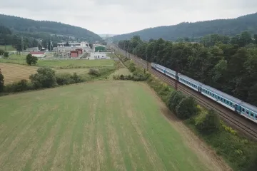 Stromořadí, kolem kterého sviští vlaky, přikazuje jeden úřad pokácet, druhý je proti