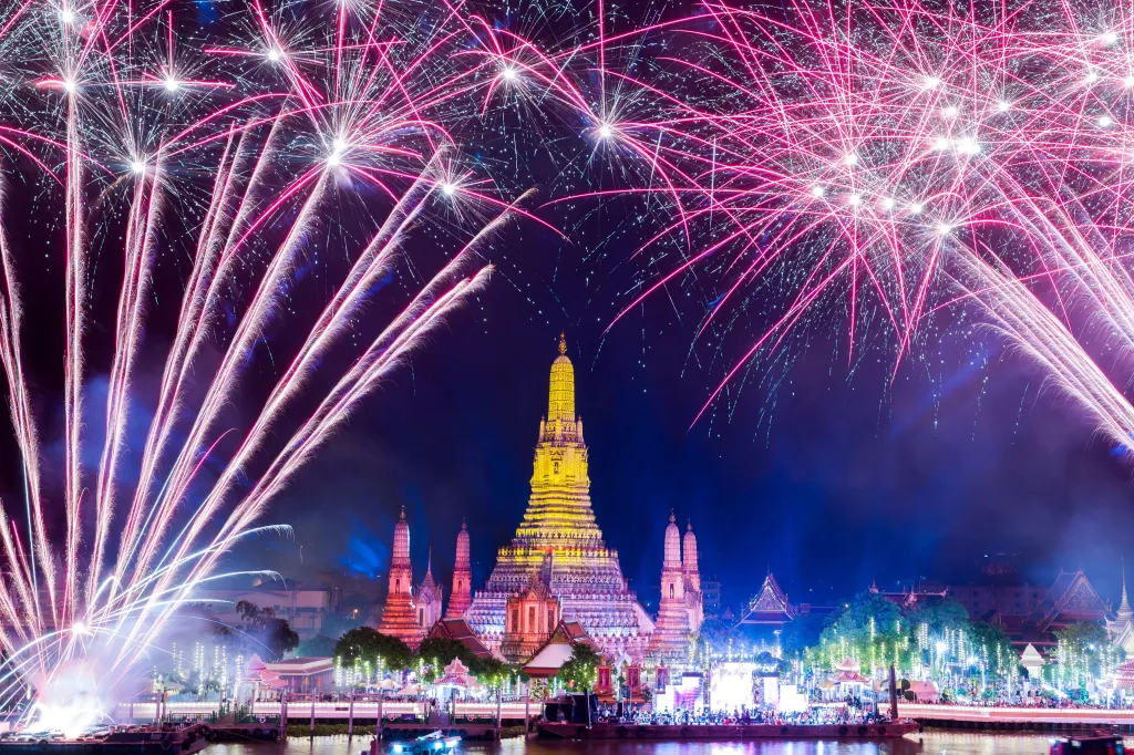 Mohutnou přehlídku ohňostrojů mohli vidět obyvatelé thajského hlavního města Bangkoku
