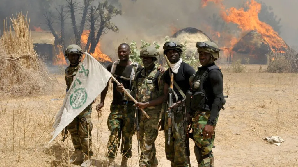 Nigerijští vojáci po operaci ve vesnici teroristů z Boko Haram v Bornu
