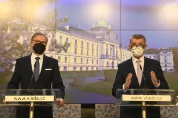 Babiš a Fiala společně podporují očkování, třetí dávku chce iniciativa dát milionu lidí za týden