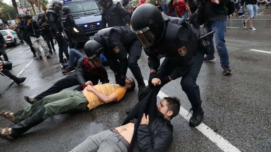Španělská policie zasahuje proti stoupencům referenda