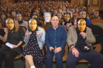 Suchý humor počítače Hollyho z Červeného trpaslíka rozesmál Prahu