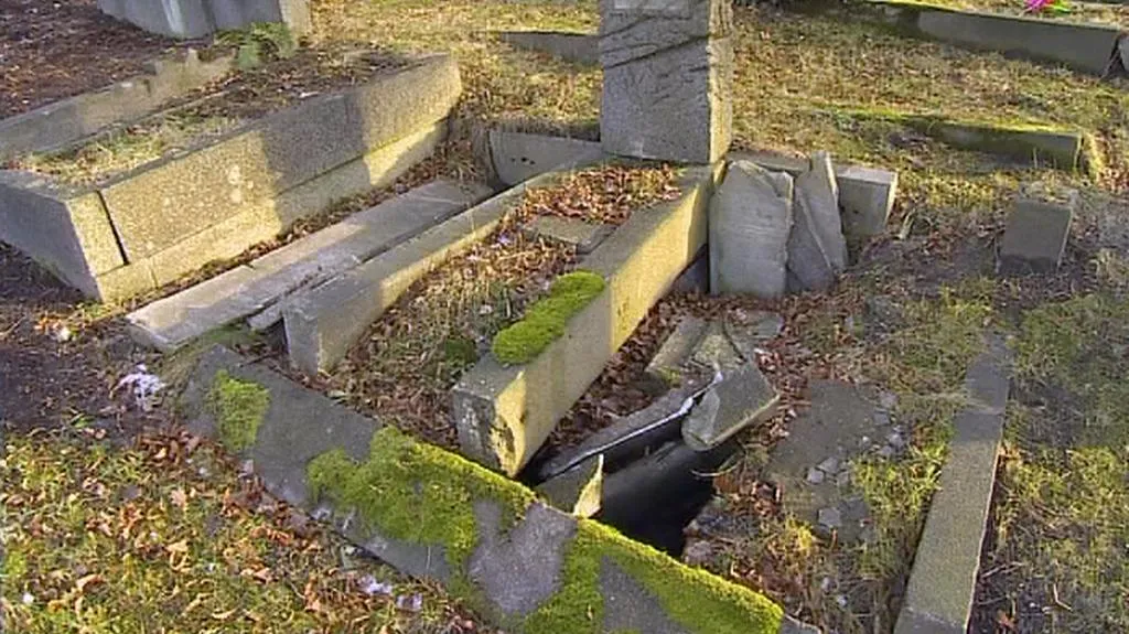 Vykradený hrob