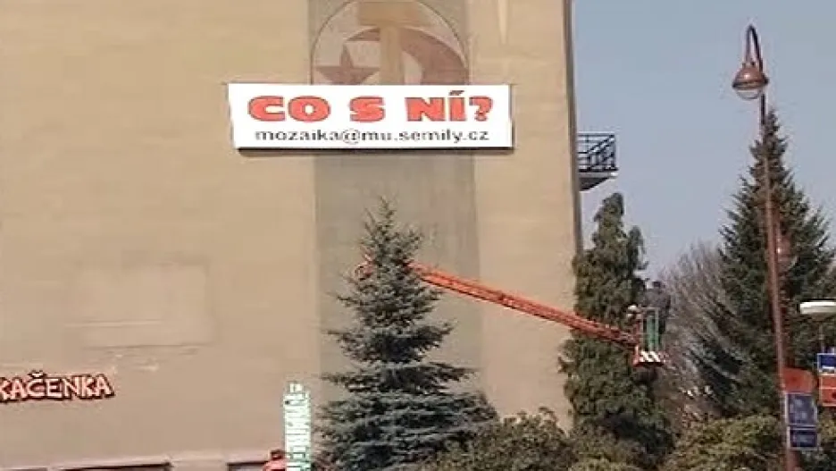 Srp a kladivo na semilském náměstí