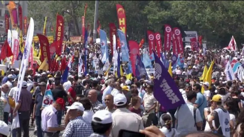 Turecký premiér protesty znovu tvrdě odsoudil