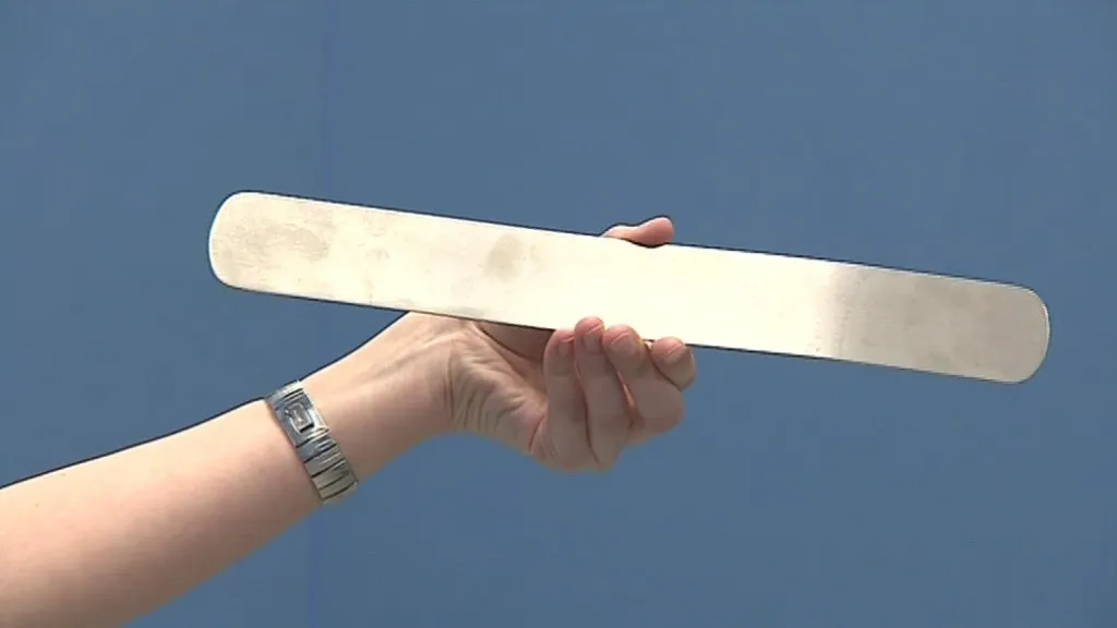 Špachtle je dlouhá 28 centimetrů a široká 6 centimetrů