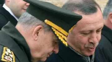 Turecký generál s premiérem Erdoganem