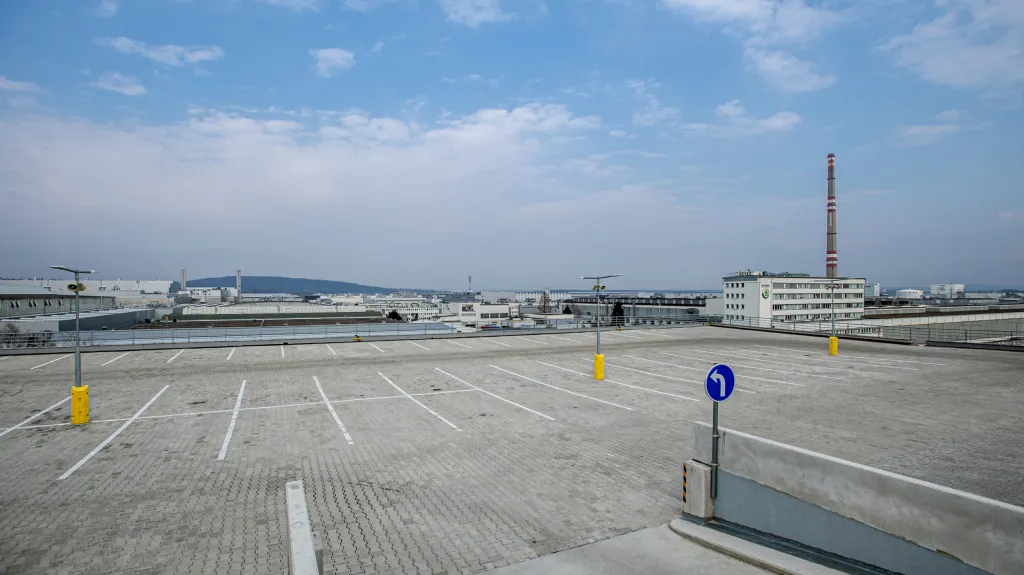Obvykle plné, teď prázdné. Parkoviště zaměstnanců Škoda Auto (snímek z 20.3.)