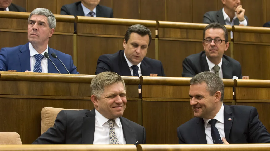 Vládní politici ve slovenském parlamentu