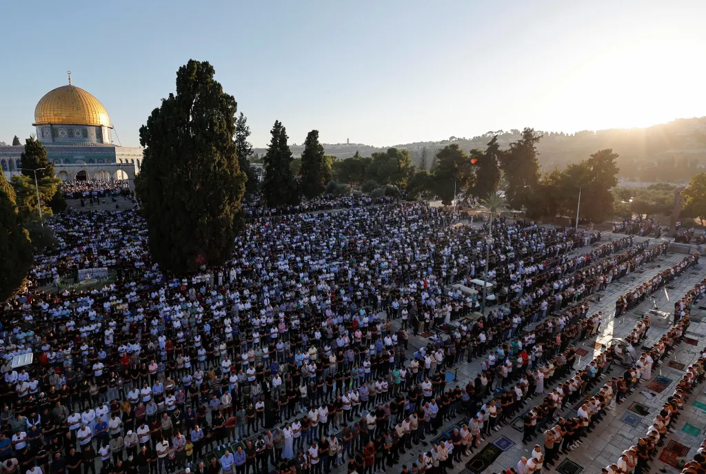 Zástupy modlících se Palestinců v Jeruzalémě