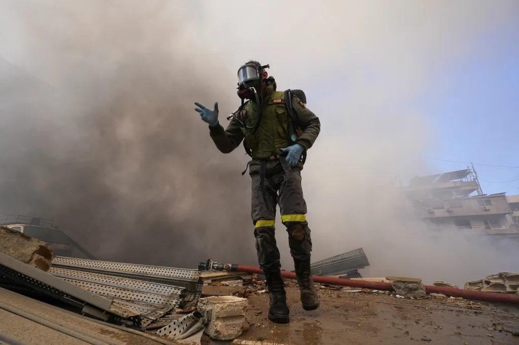 Záchranář během zásahu na jižním předměstí libanonského Bejrútu během americko-izraelského konfliktu s Íránem