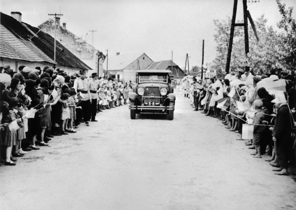 Fotografie zachycuje příjezd Edvarda Beneše ve funkci ministra zahraničních věcí v květnu 1934 na Podkarpatskou Rus
