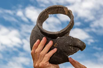 Archeologové zkoumají u Opočna germánské osídlení. Objevili torzo pece i loveckou trofej