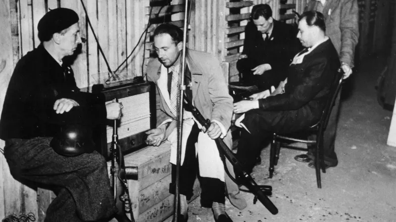 Rozhlasové zařízení v krytu Husova sboru na Vinohradech v době bojů o Prahu - hlasatelé Miloslav Disman, Zdeněk Mančal, Fr. Werner, insp. Jar. Šimandl.