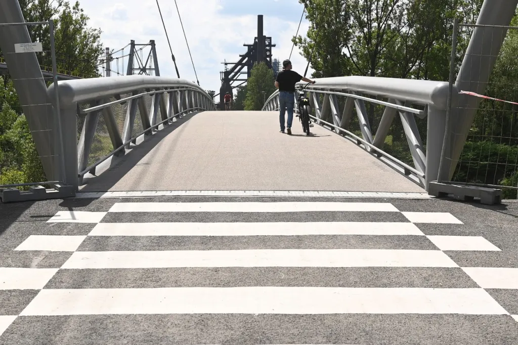 Nově vybudovaná lávka přes řeku Ostravici