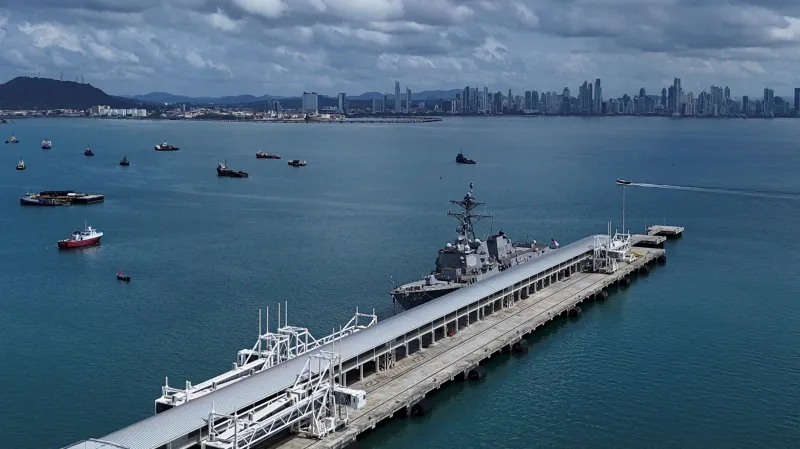 Americký torpédoborec USS Sampson zakotvený poblíž vjezdu do Panamského průplavu v době přesunu lodí v Karibském moři (31. srpna 2025)