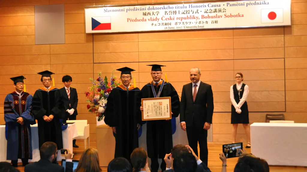 Čestný doktorát pro Bohuslava Sobotku na tokijské univerzitě Džósai