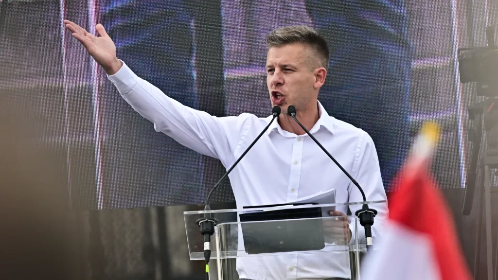 Péter Magyar během dubnové protivládní demonstrace v Budapešti