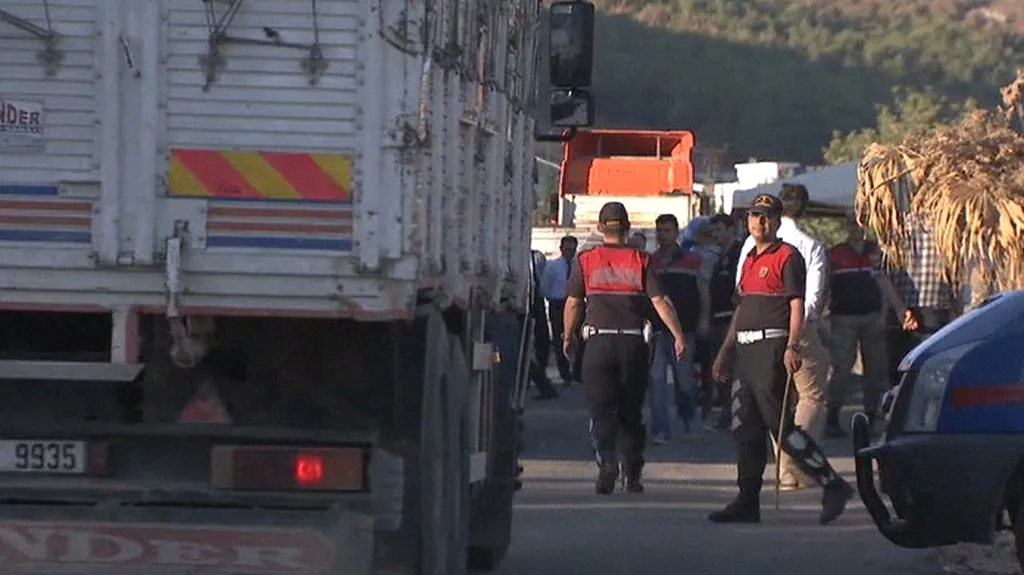 Turecká hlídka kontroluje vozidla na hranici se Sýrií