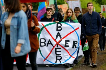 Jak německý farmaceutický obr Bayer spolkl americkou legendu Monsanto. A jak se mu vzpříčila v krku