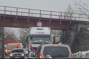 Železniční most v Holetíně bude vyšší. Nevešly se pod něj kamiony, řidiči bourali nebo couvali obcí