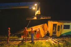 Po úterní srážce traktoru s vlakem zůstává trať u Písku uzavřena. Je třeba vyměnit 80 pražců