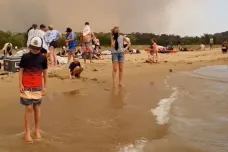 „Obloha se zbarvila do červena, všude létal popel.“ Zoufalí lidé prchali v Austrálii před ohněm na pláž
