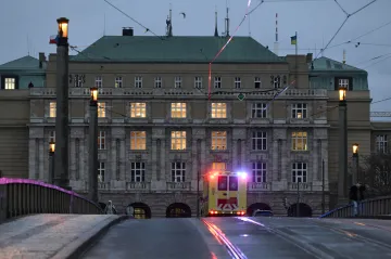 „Třísky létaly přes učebnu.“ Studentka popsala útěk před střelcem na filozofické fakultě