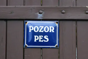 Pražský magistrát odstranil ploty na soukromých pozemcích. Jejich majitelé o záměru předem nevěděli