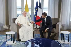 O migraci mluvil papež v Marseille na mši i s Macronem. Běženci nejsou invazí, zdůraznil