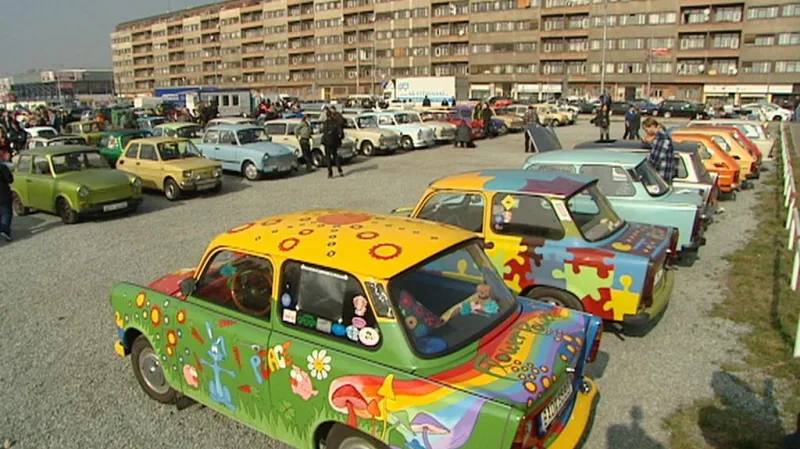 Sraz majitelů trabantů v Praze na Letné