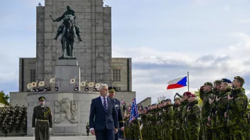 Prezident Petr Pavel vykonává přehlídku nastoupených vojáků během pietního akta při příležitosti 107. výročí vzniku samostatného československého státu