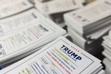 Začínají republikánské primárky. Donald Trump jasně vede, šance mu ale komplikují soudy