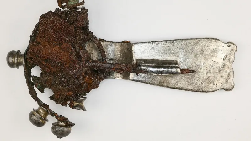 Spona po konzervaci, na hlavici spony patrné zbytky textilu