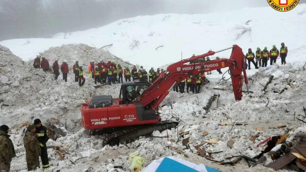 Záchranné práce v oblasti, kde stál hotel