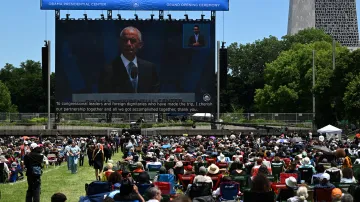 Lidé v Midway Plaisance Parku sledují slavnostní otevření Obamova prezidentského centra v Chicagu