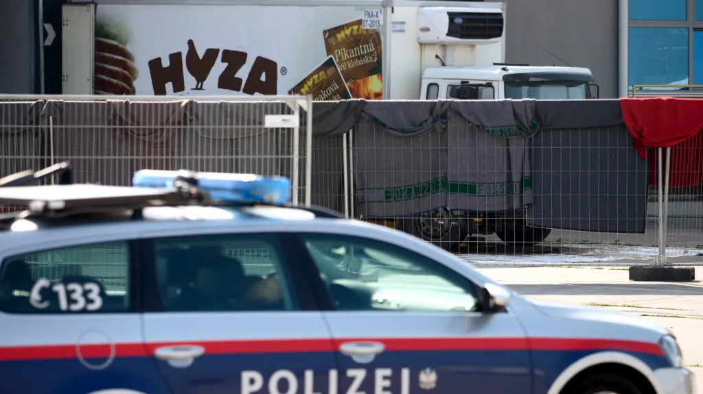 Rakouská policie vyšetřuje tragickou smrt 71 uprchlíků