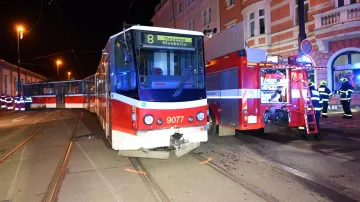 Nehoda tramvaje a auta v pražském Karlíně