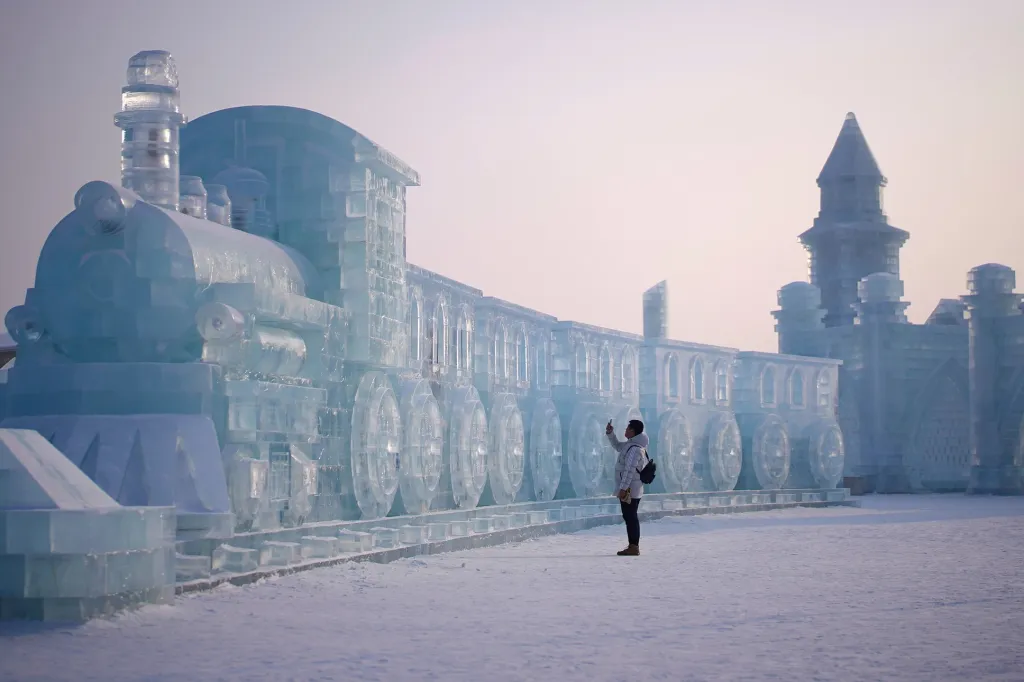 Ledové sochy během každoročního mezinárodního festivalu sochařství z ledu a sněhu v čínském Charbinu navštíví desitíky tisíc lidí