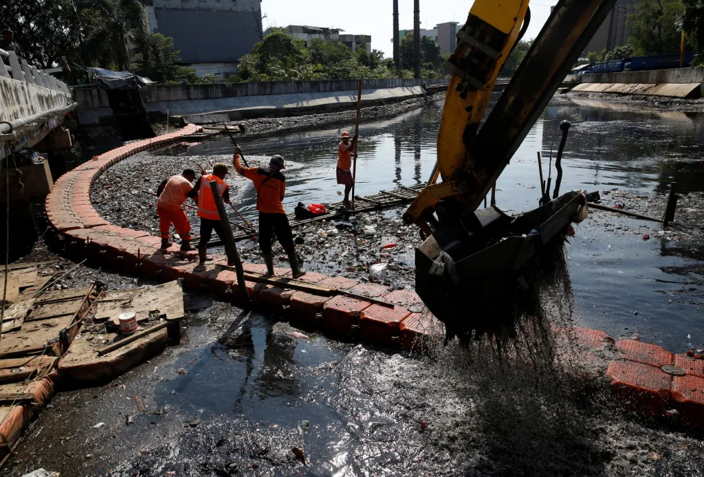 Plastový odpad ucpal řeku Sekretaris v Jakartě