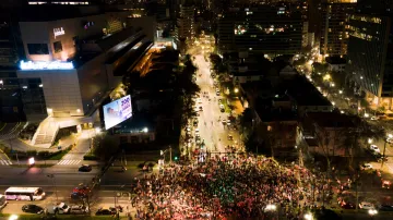 Odpůrci nové ústavy oslavují v ulicích hlavního města Santiaga výsledky referenda