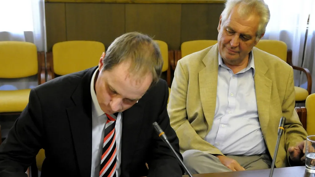 Petr Gazdík podepisuje petici za přímou volbu