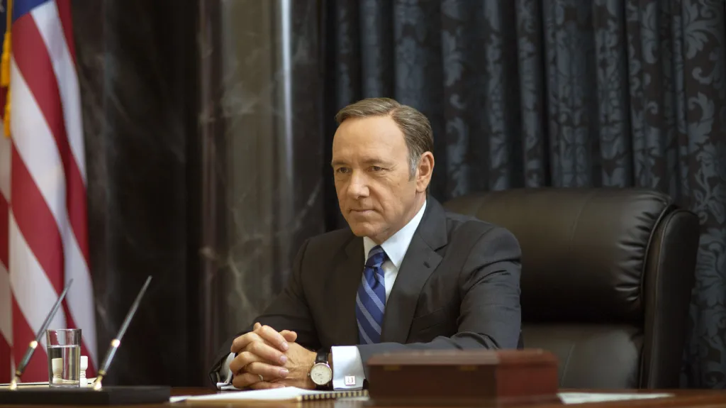 Dům z karet se snaží postavit politik Frank Underwood v Bílém domě. Seriál ze zákulisí nejvyšších pater americké politiky je jedním z nejvýraznějších televizních počinů posledních let. Na kontě má mimo jiné dva Zlaté glóby pro hlavní představitele ambiciózního manželského páru Kevina Spaceyho a Robin Wrightovou.