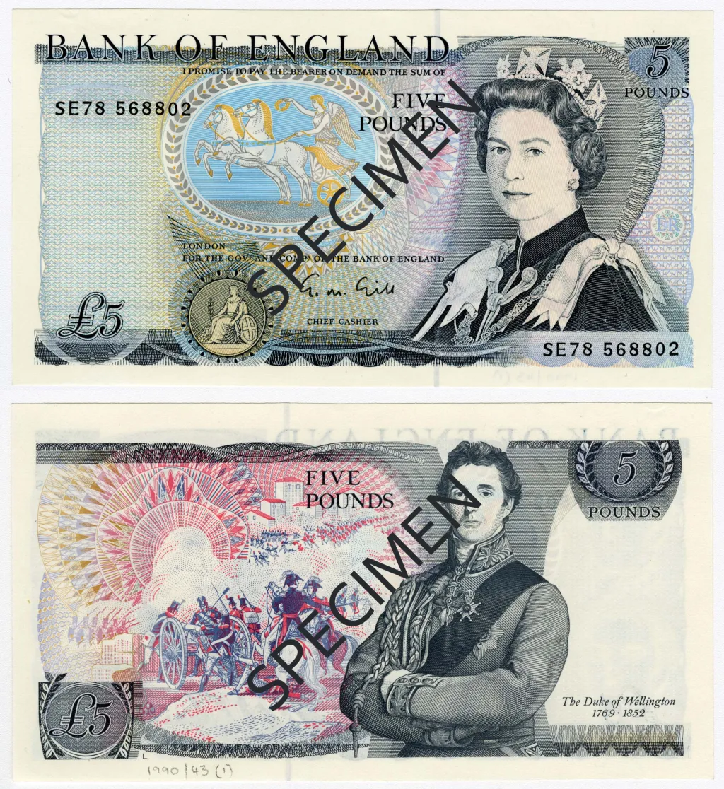 Bankovka série D s královnou Alžbětou II. a Vévodou z Wellingtonu v hodnotě pět liber (v oběhu od 11. 11. 1971 do 29. 11. 1991)